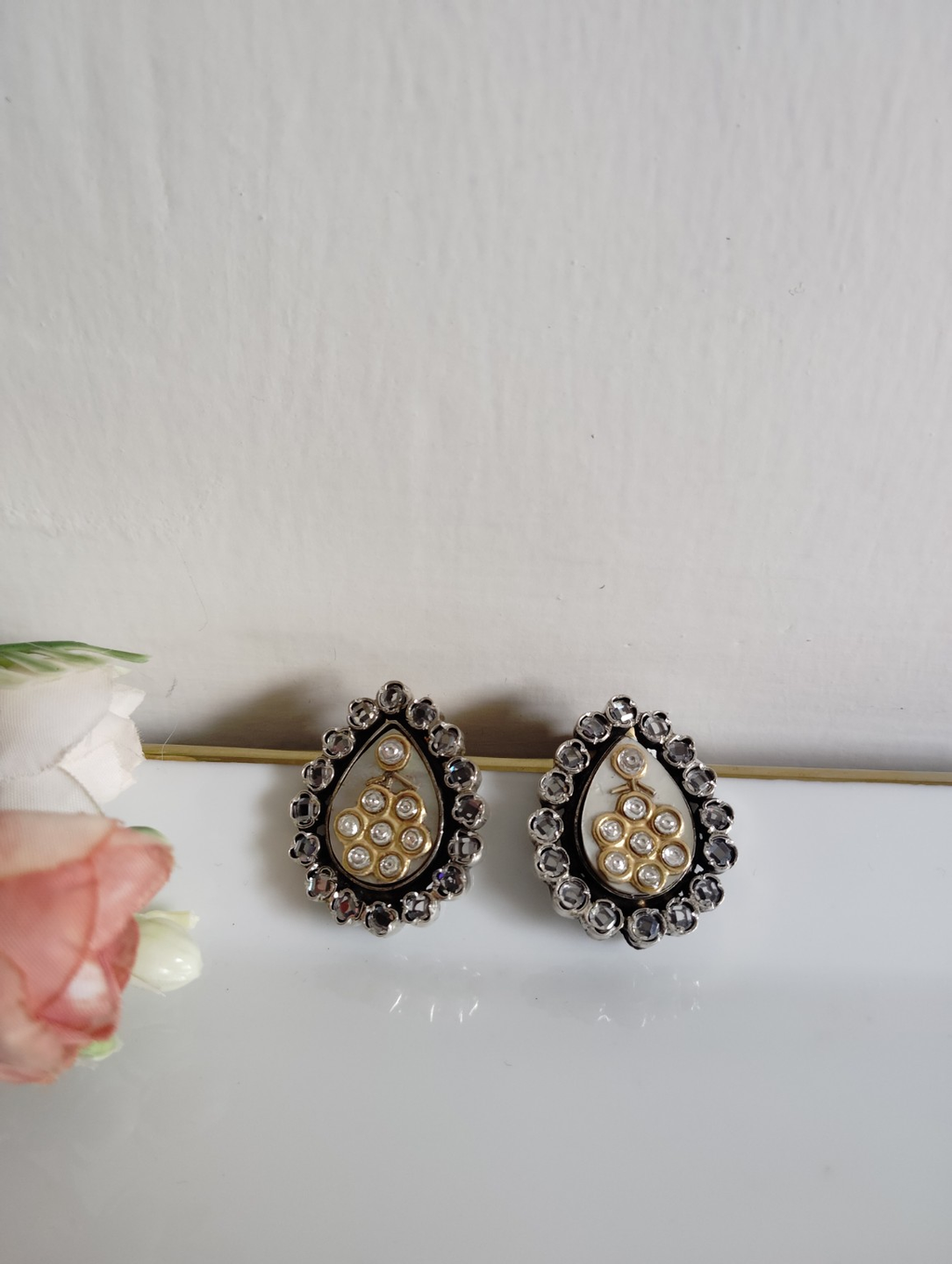 Noor Kundan Teardrop Stud