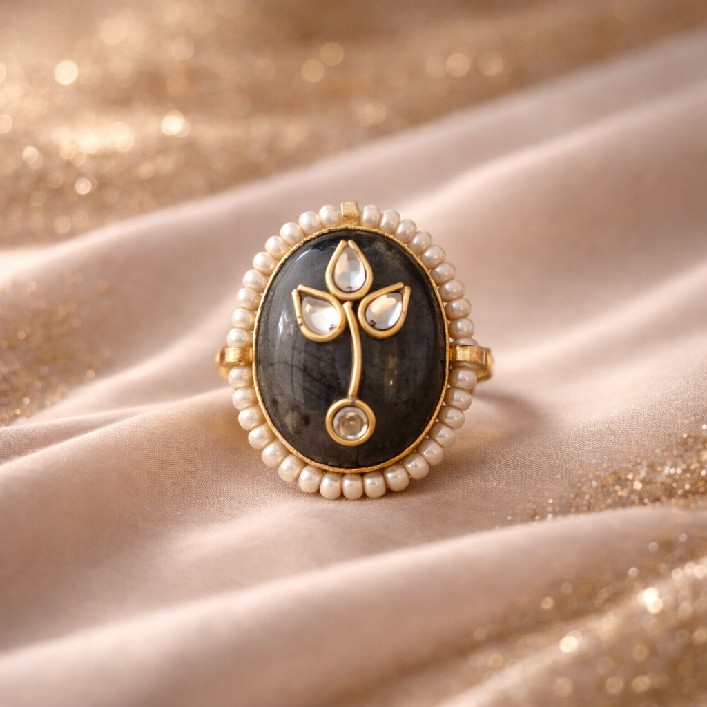 Smoky Pearl Leaf Oval Ring